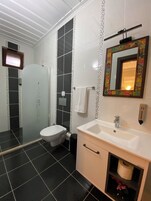 Quarto triplo | Banheiro | Chuveiro, produtos de toalete grátis, secador de cabelo, chinelos