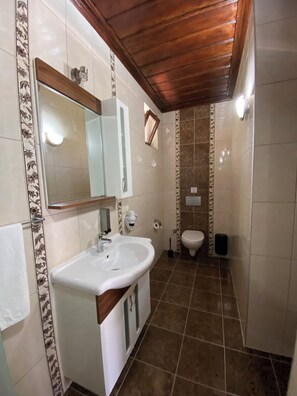 2 kisilik oda | Bagno | Doccia, set di cortesia gratuito, asciugacapelli, pantofole