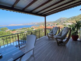 Suite Deluxe, vistas al mar | Zona de estar | Una televisión