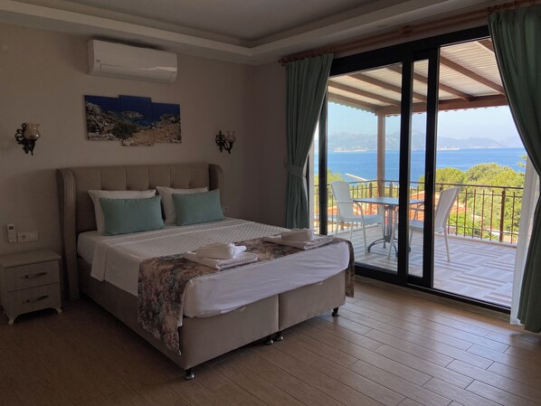 Suite Deluxe, vista al mar | Espacio para trabajar con laptop, insonorización y wifi gratis