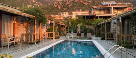 Kauden mukainen ulkouima-allas