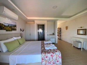 Deluxe Suite, Sea View | Laptop workspace, soundproofing, free WiFi - SUNA HOUSE (Marmaris)