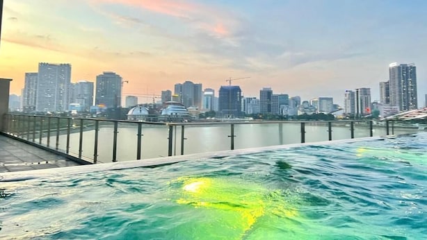 Blick auf das Wasser mit einer Stadtkulisse im Hintergrund.