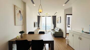 Apartemen Mewah, 1 Tempat Tidur Queen, pemandangan kota | Area keluarga | Televisi LED 55-inci dengan saluran TV kabel