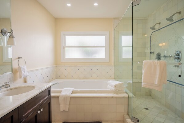 Regadera, tina de hidromasaje, secadora de cabello, bidet