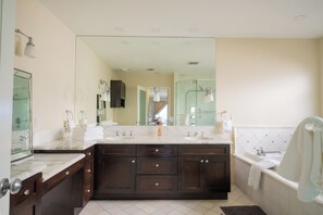 Regadera, tina de hidromasaje, secadora de cabello, bidet
