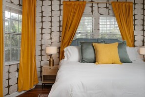 3 bedrooms, desk, WiFi, bed sheets
