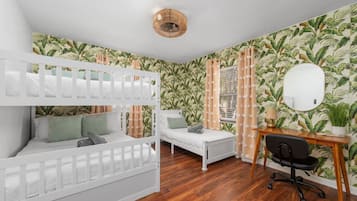 3 bedrooms, desk, WiFi, bed sheets