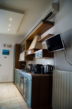 Four, plaque de cuisson, cafetière/bouilloire
