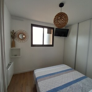 2 habitaciones y tabla de planchar con plancha 