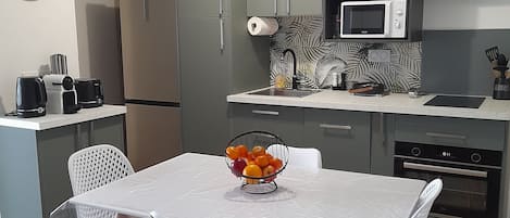 Réfrigérateur, micro-ondes, four, plaque de cuisson