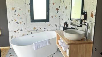 Sèche-cheveux, serviettes fournies, savon, shampoing