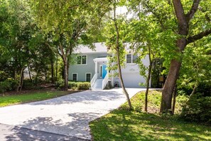 Exterior - Three bedroom house on the SOBX with kayaks and Golf Cart— cruise to the beach! (Pine Knoll Shores)