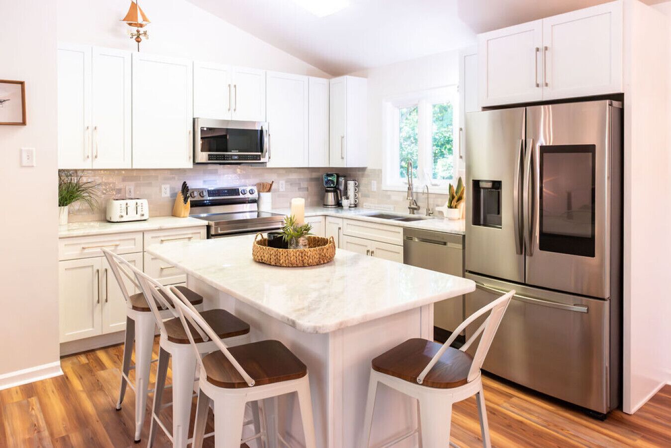 Kylskåp, mikrovågsugn, ugn och spishäll