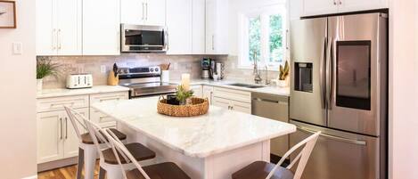 ثلاجة، ميكروويف، فرن، موقد طهي مسطح