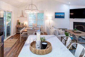 Dining - Three bedroom house on the SOBX with kayaks and Golf Cart— cruise to the beach! (Pine Knoll Shores)