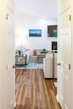 Een smart-tv en boeken