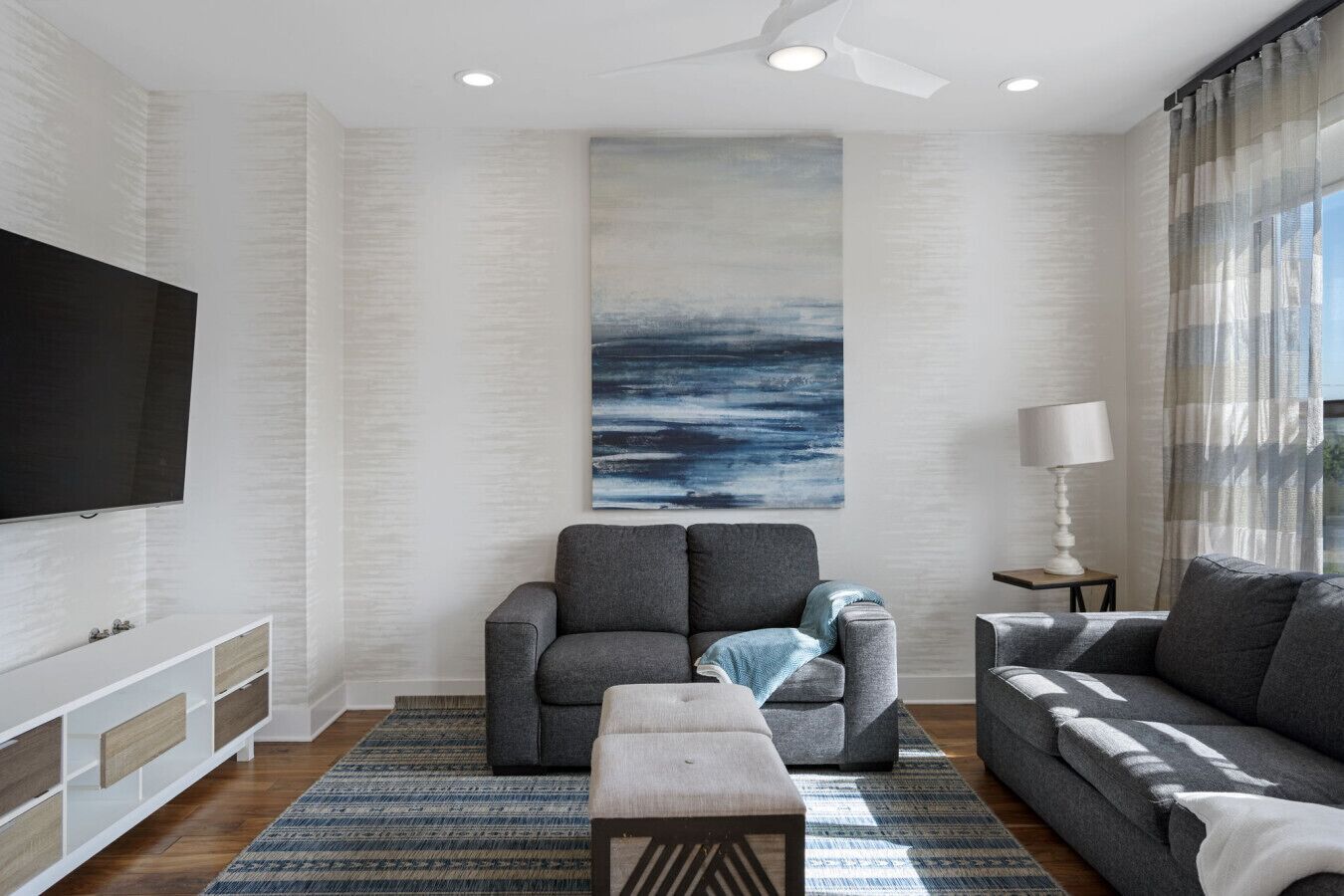 Een smart-tv, een open haard en een stereo