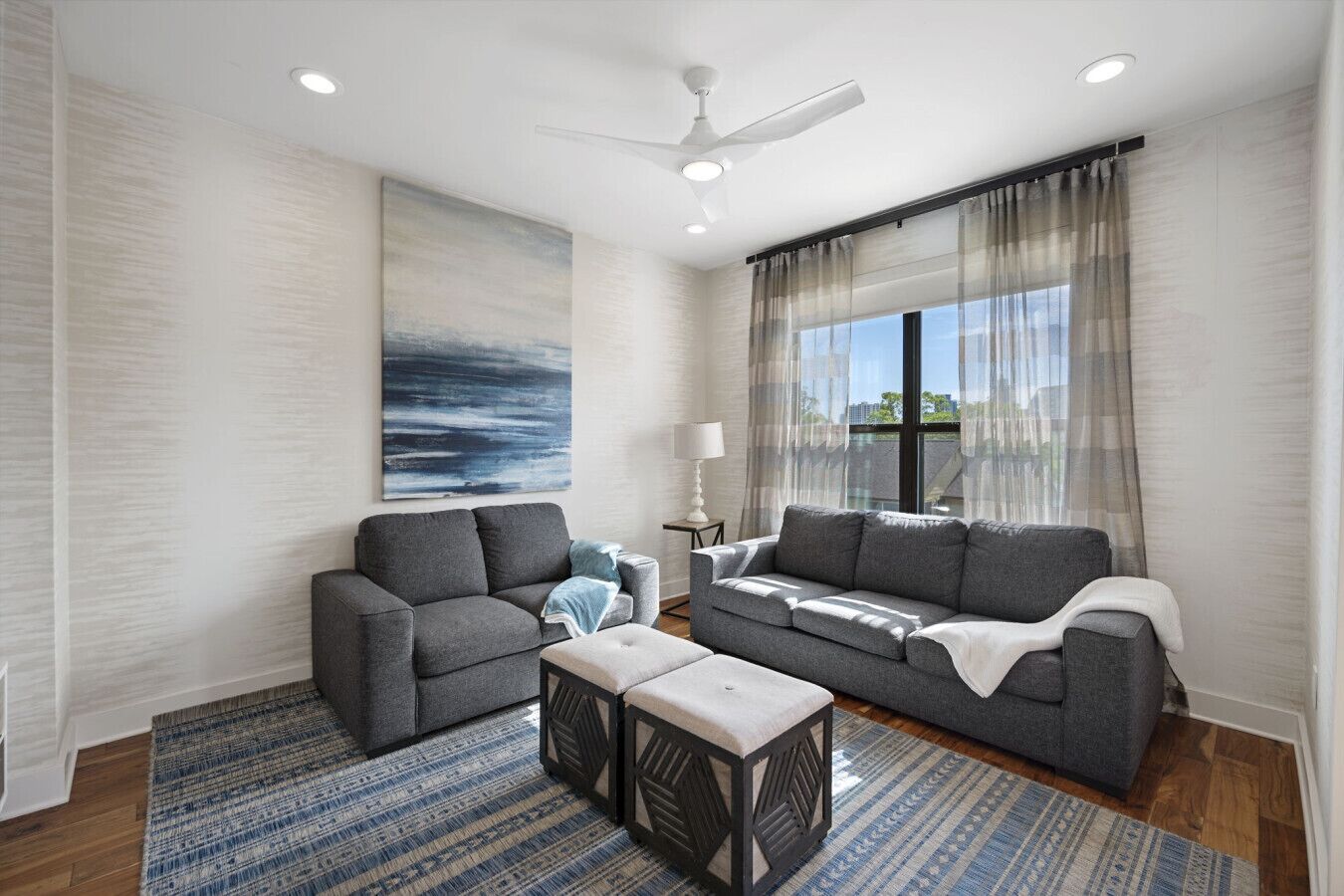 Een smart-tv, een open haard en een stereo