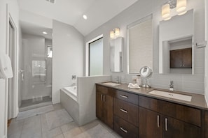 Shower, hair dryer, shampoo - Central Austin Hotspot Walk to Fine Dining & Fun (Austin)