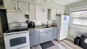 Micro-ondes, four, plaque de cuisson, cafetiĂšre/bouilloire