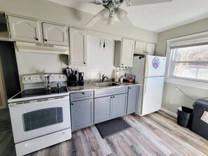 Microwave, oven, stovetop, coffee/tea maker - Charming Lake cottage/duplex, Golf outing ready in beautiful Lake Milton. (Lake Milton)