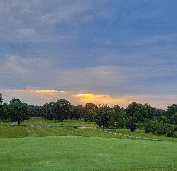 Golf - Charming Lake cottage/duplex, Golf outing ready in beautiful Lake Milton. (Lake Milton)