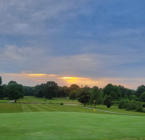 Charming Lake cottage/duplex, Golf outing ready in beautiful Lake Milton.