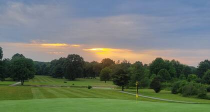 Charming Lake cottage/duplex, Golf outing ready in beautiful Lake Milton.