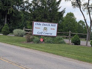 Property grounds - Charming Lake cottage/duplex, Golf outing ready in beautiful Lake Milton. (Lake Milton)