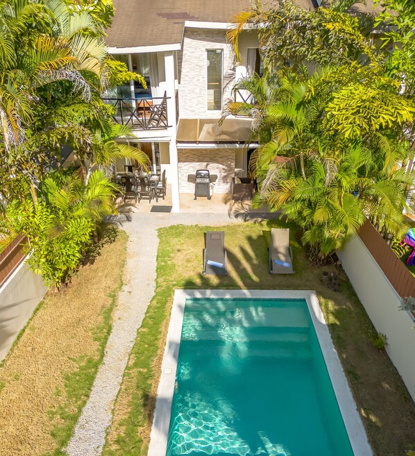 Una piscina al aire libre