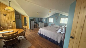 A bedroom with a bed, a desk, and a chair. - Southfork Guesthouse (Cody)