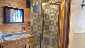 Regadera, secadora de cabello, toallas, jabón