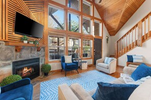 Smart TV, fireplace, video games, books - Amazing! Lakefront Cabin | Resort Amenities | Golf (Branson West)