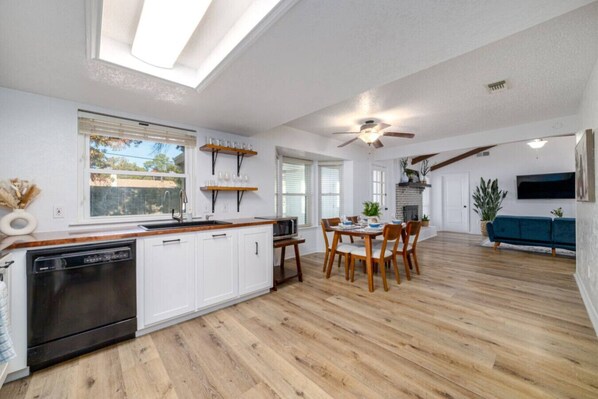 冷蔵庫、電子レンジ、オーブン、コンロ