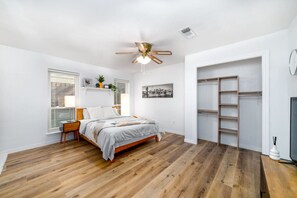 3 slaapkamers, een bureau, een strijkplank/strijkijzer, wifi