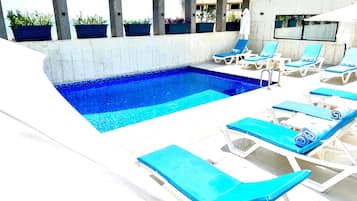 Una piscina al aire libre de temporada