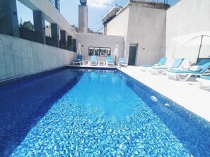 Una piscina al aire libre de temporada