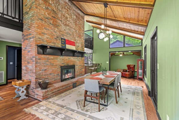 Dining - Modern 3-bedroom house with EV Charger in West Jefferson (West Jefferson)