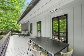 Outdoor dining - Modern 3-bedroom house with EV Charger in West Jefferson (West Jefferson)