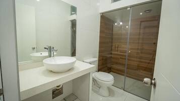 Douche, serviettes fournies, papier de toilette
