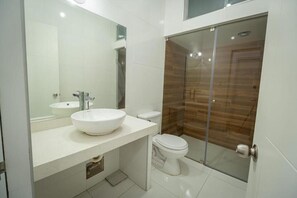 Shower, towels, toilet paper - Casa Águila y Condor (Lima)