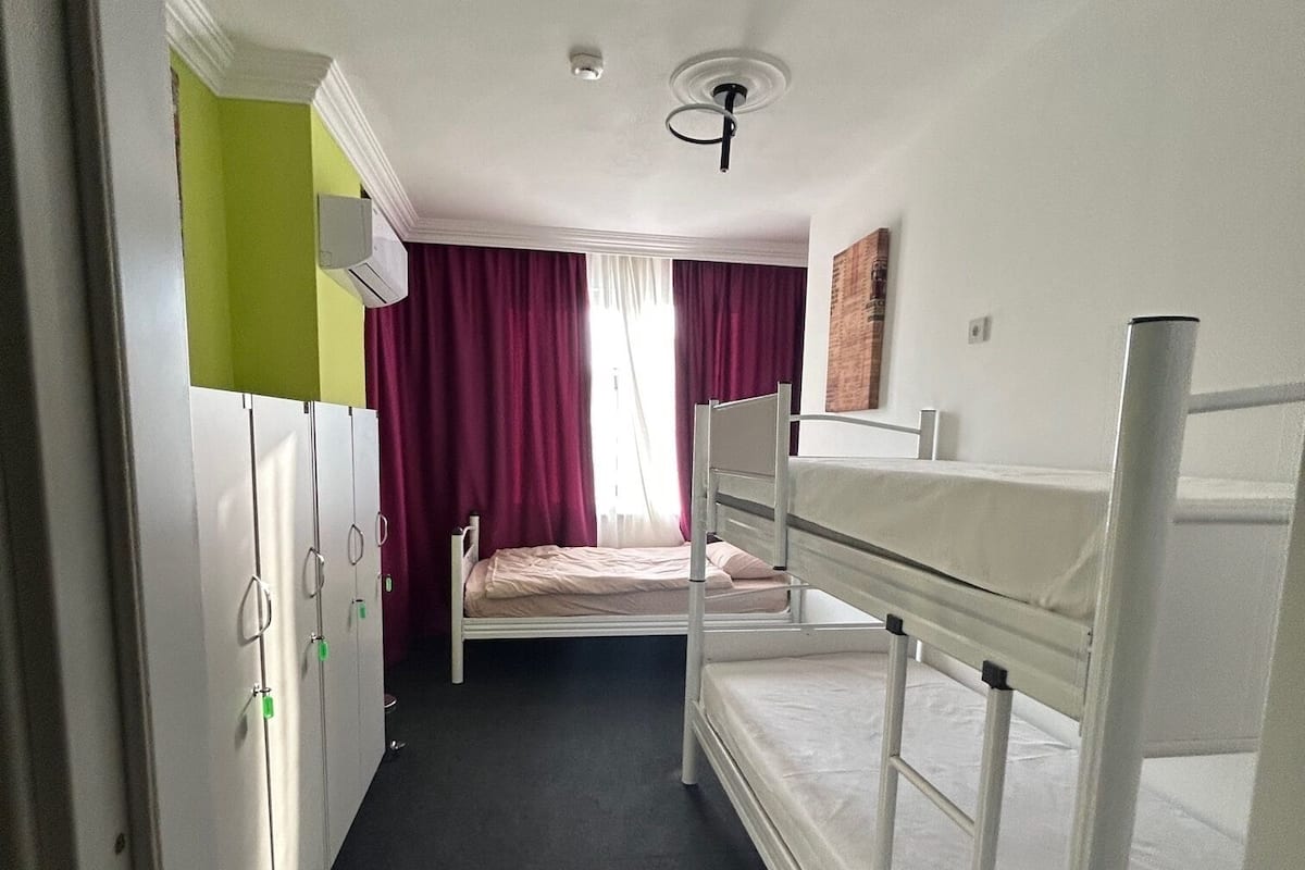 Dormitorio compartido básico, dormitorio mixto, vistas a la ciudad | Ropa de cama de alta calidad, wifi gratis, ropa de cama