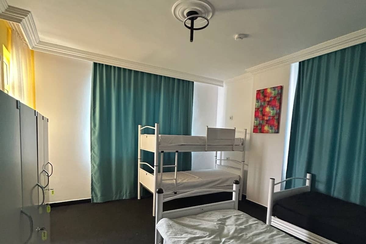 Dormitorio compartido básico, dormitorio mixto, vistas a la ciudad | Ropa de cama de alta calidad, wifi gratis, ropa de cama