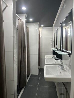 Shower, bidet, towels, soap - Hostel A07 (Alanya)