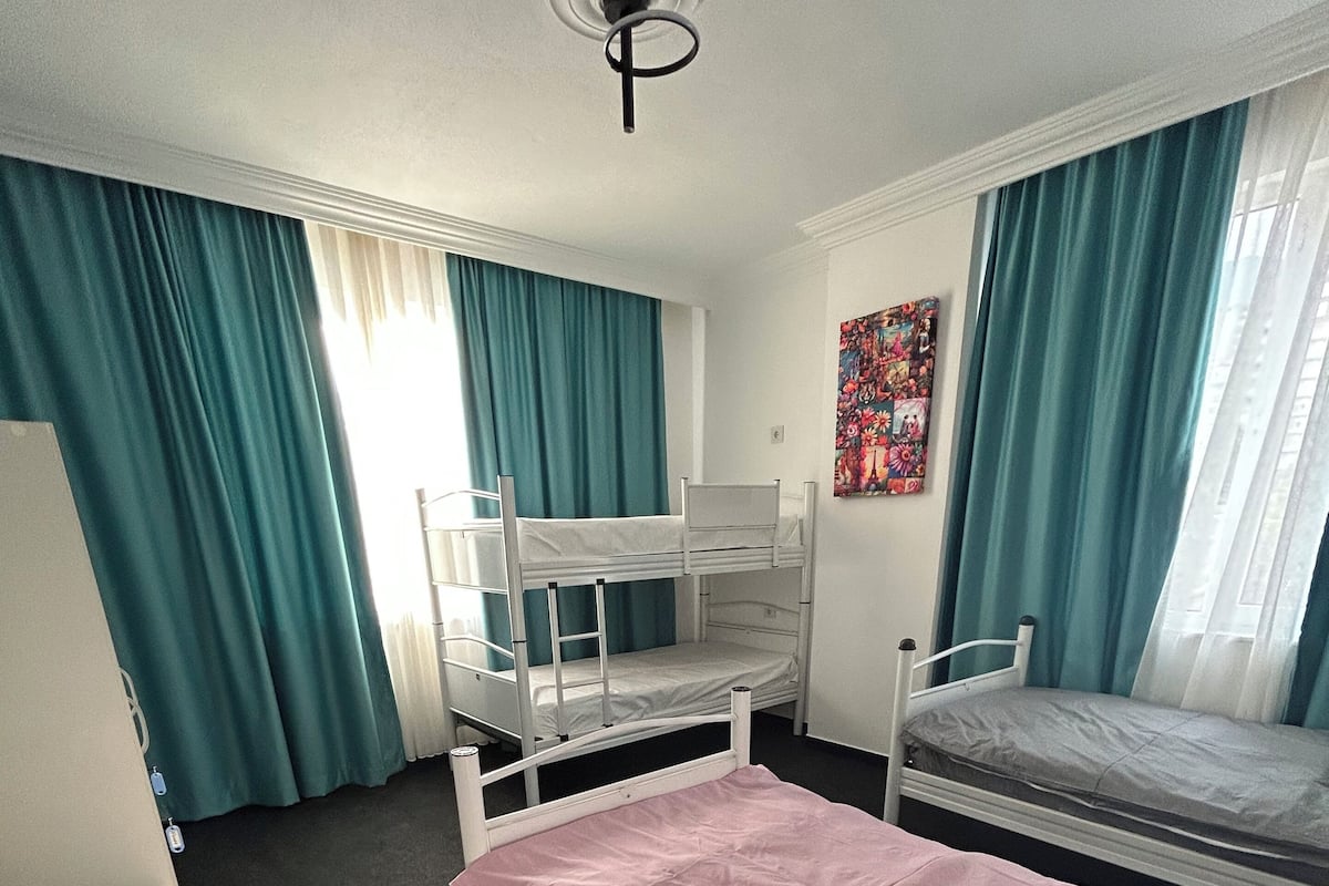Dormitorio compartido básico, solo para hombres, vistas a la ciudad | Ropa de cama de alta calidad, wifi gratis, ropa de cama