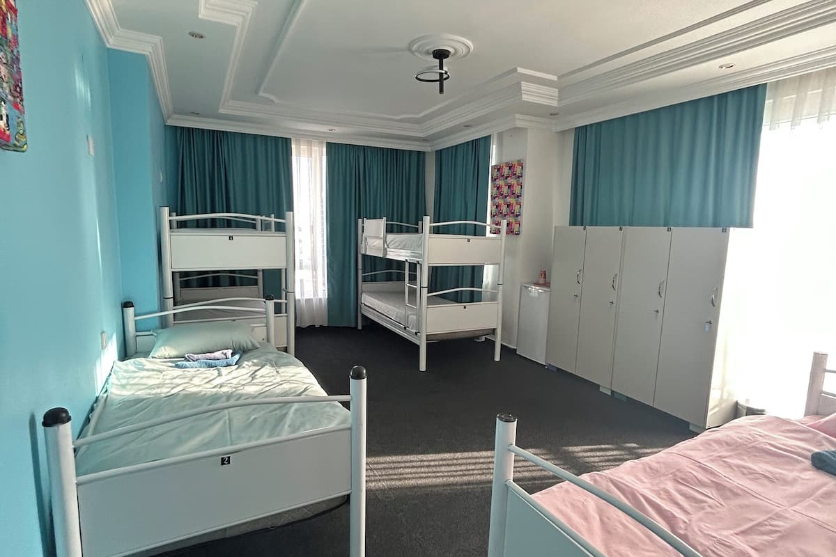 Dormitorio compartido básico, solo para hombres, vistas a la ciudad | Ropa de cama de alta calidad, wifi gratis, ropa de cama