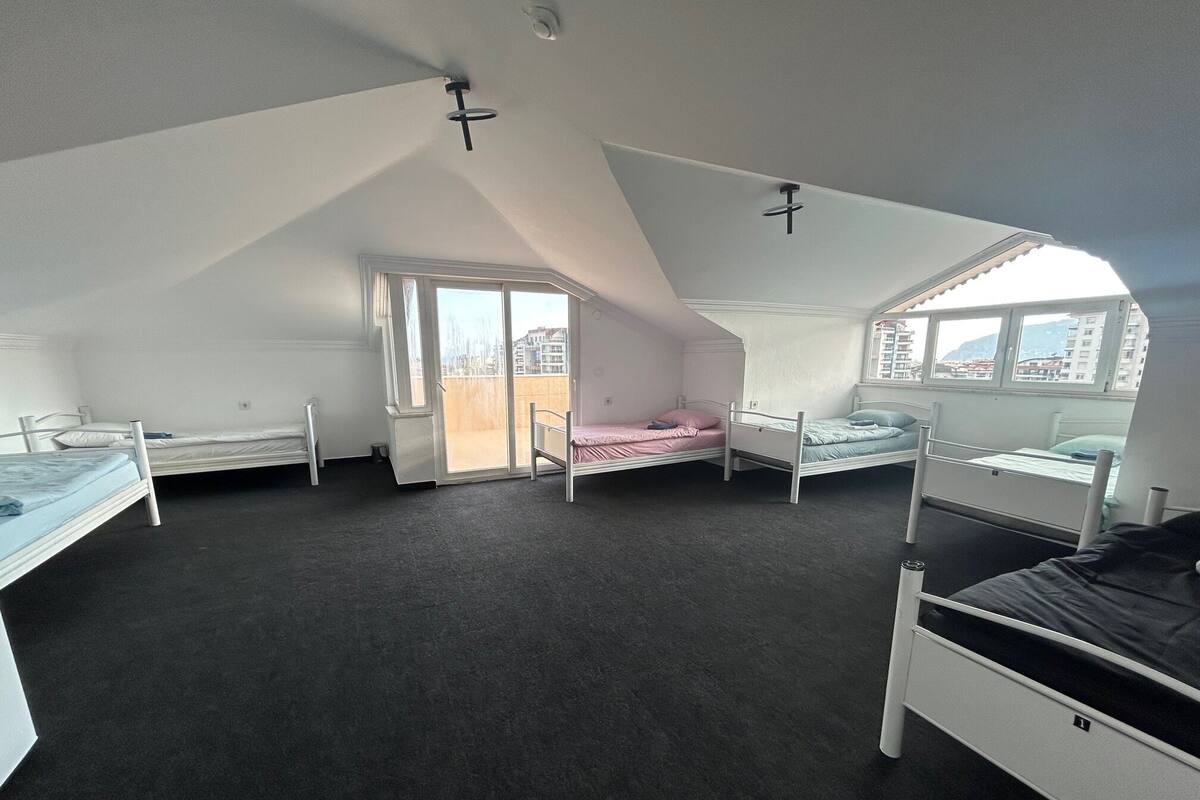 Dormitorio compartido básico, dormitorio mixto, vistas al mar | Ropa de cama de alta calidad, wifi gratis, ropa de cama