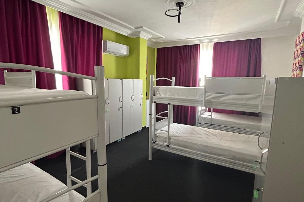 Dormitorio compartido básico, dormitorio mixto, vistas a la ciudad | Ropa de cama de alta calidad, wifi gratis, ropa de cama