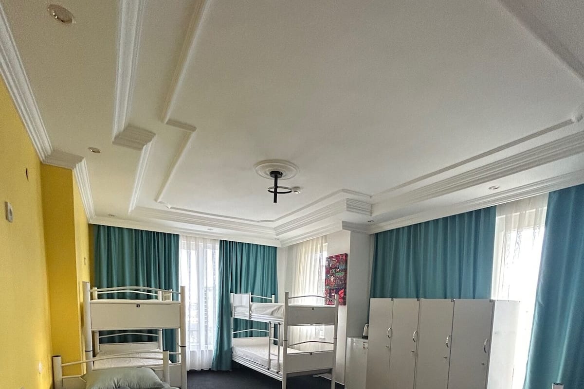Dormitorio compartido básico, dormitorio mixto, vistas a la ciudad | Ropa de cama de alta calidad, wifi gratis, ropa de cama
